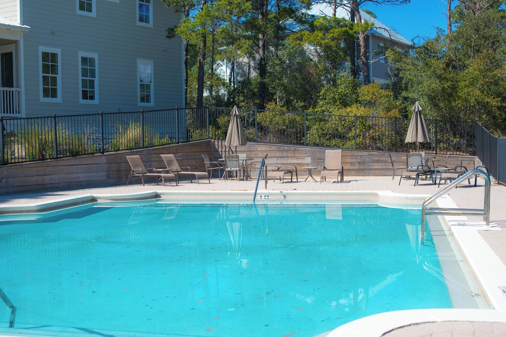 Stay at The Hut! Room for Everyone! 4BR Fun Sleeps 11