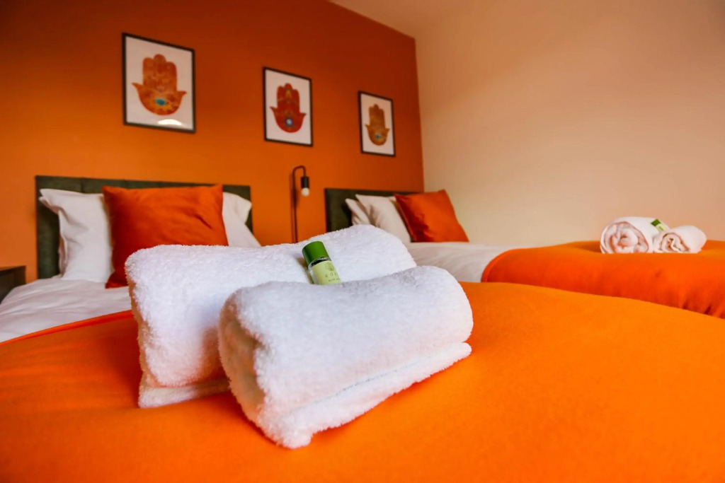 STALDON COURT - A 2 Bedroom Apartment by Prestigious Stays - Includes Wifi, Netflix & Amazon Alexa