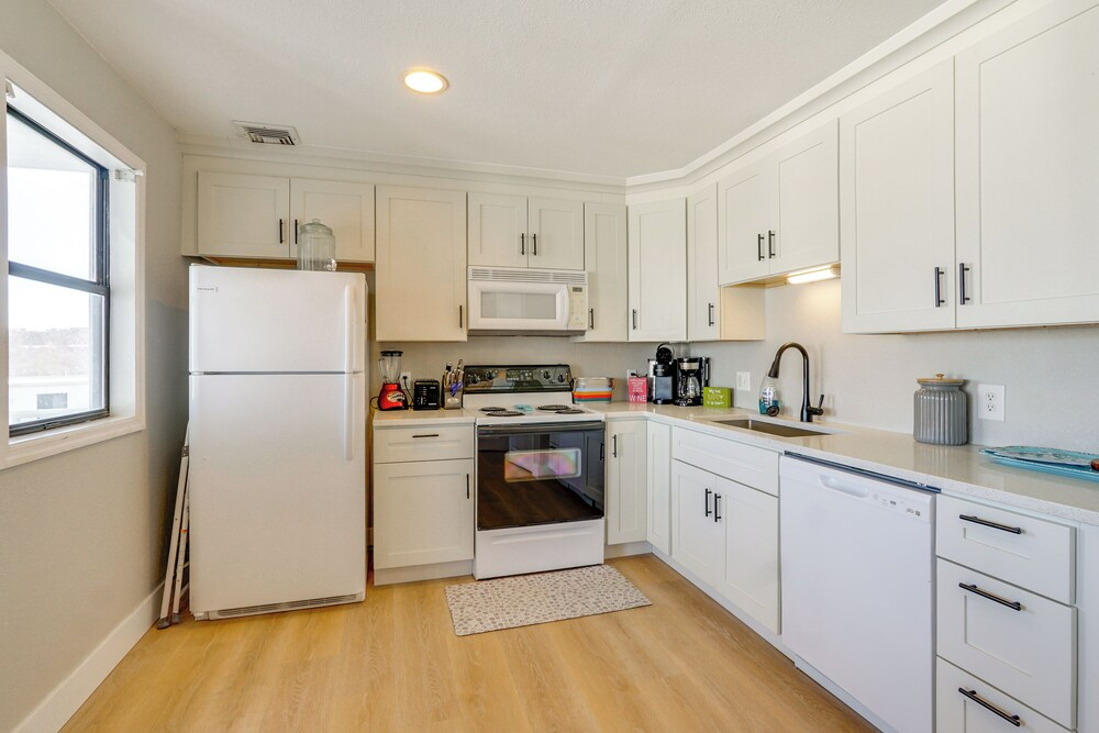 Charming Condo w/ Pool Access in Osage Beach!