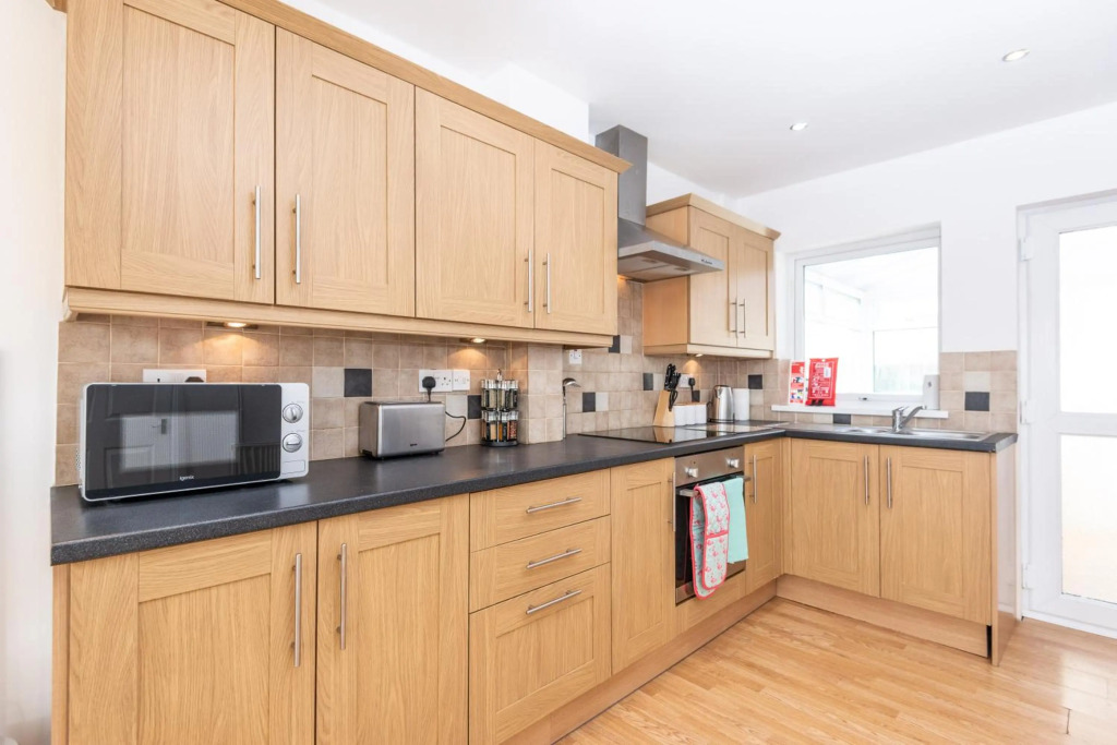4BR Home with En-Suites in Swansea