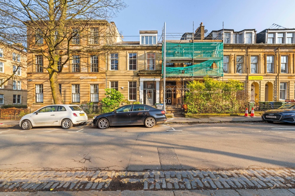 Vibrant Spacious Apartment In West End