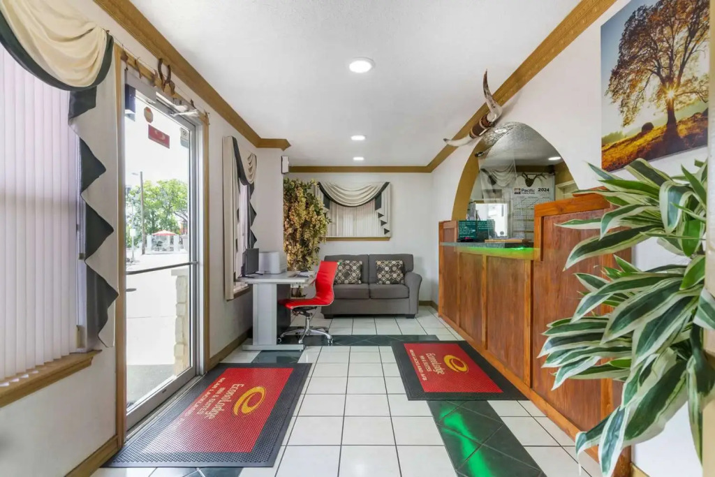 Econo Lodge Inn & Suites Near Lackland AFB