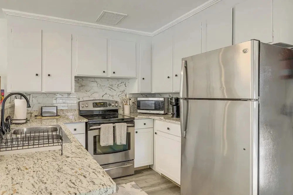 Walk to Shops & Dining: Downtown Stuart Home