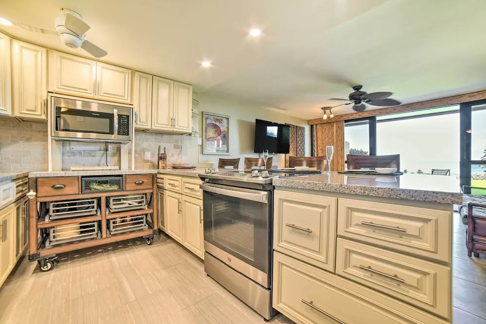 Beachfront Condo: Sunset Views & Pool Access!