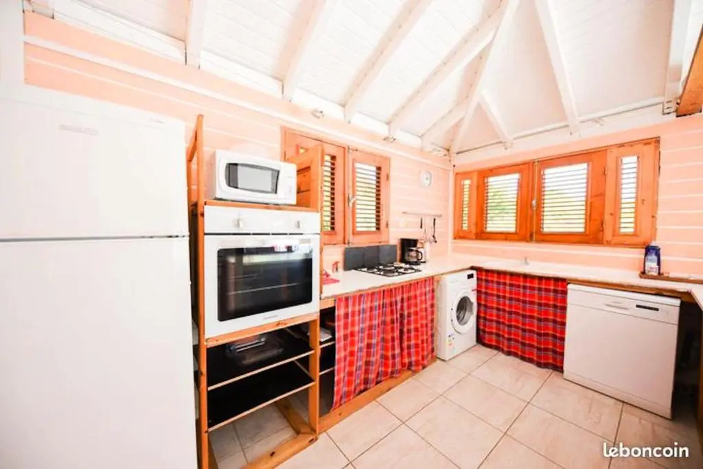 Maison de 2 chambres a Pointe Noire a 150 m de la plage avec vue sur la mer piscine partagee et jardin clos