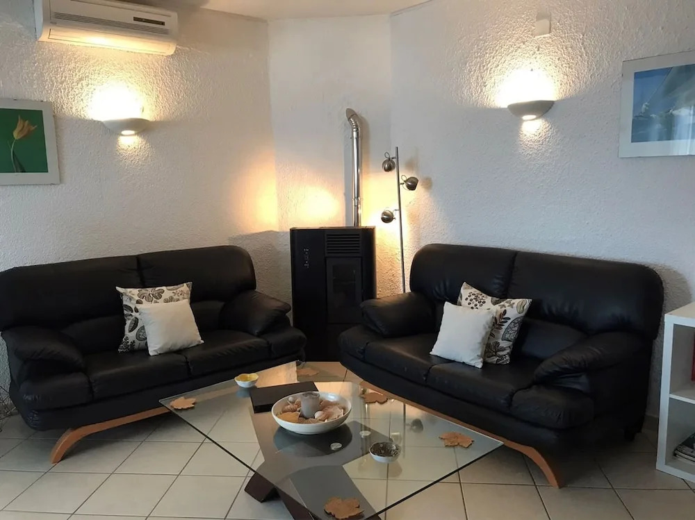 6 Centeanes Clifftop Apartment sea Views and st