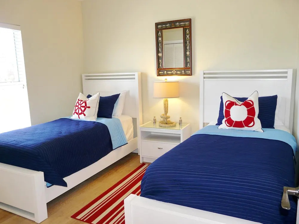 Luxuriously Furnished Waterfront Home With Pool/spa