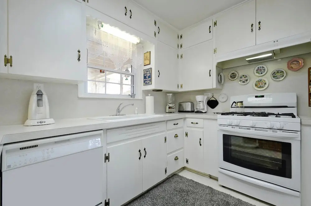 3BR 2BA Brentwood Home by RedAwning