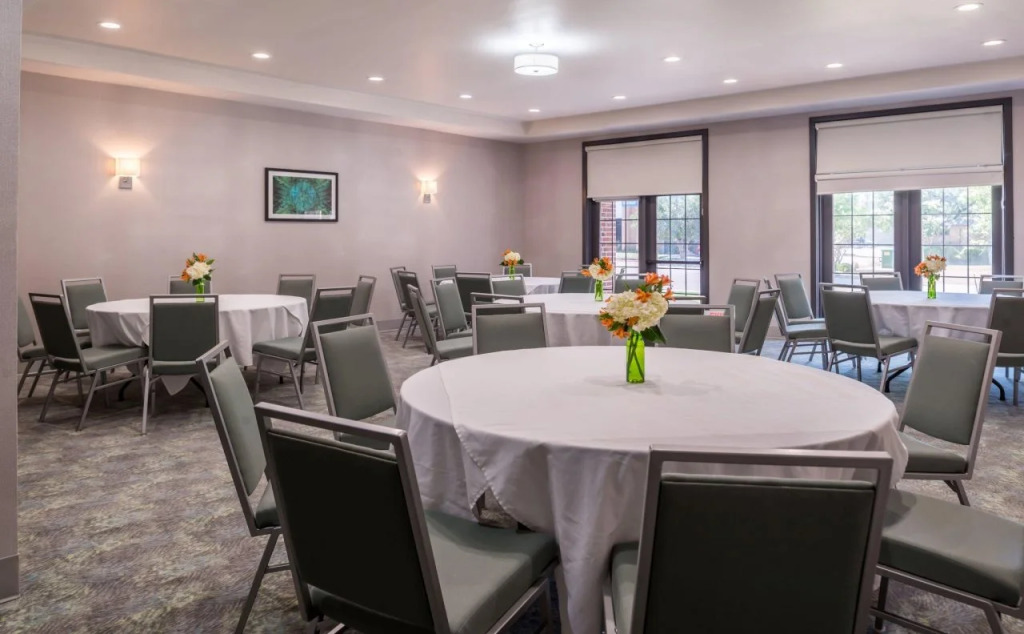 Holiday Inn and Suites Addison by IHG