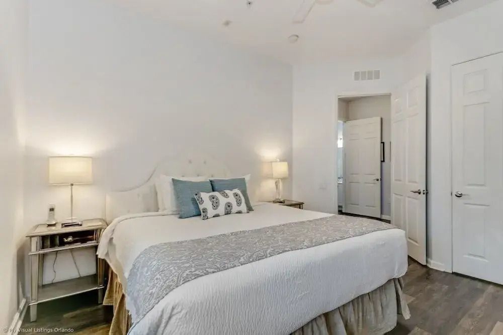 Beautiful Modern Vista Cay Condo, Near Parks-2011
