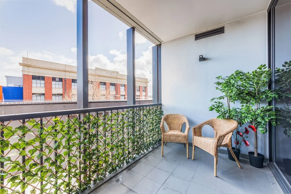 Stylish 2 bed 2 bath parking wifi pool
