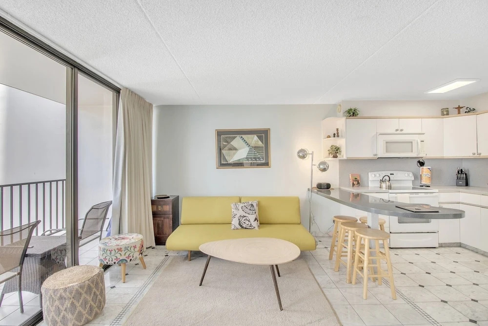High Rise Ocean View Waikiki Condo, FREE Parking & Wi-Fi