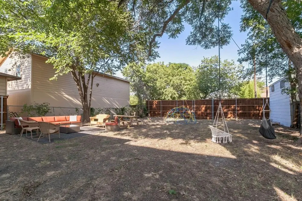 A Modern Fort Worth, Texas Retreat - Jennings Ave - 3 Bedroom Home by Redawning