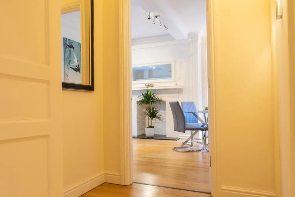 Executive City Centre Apartment with Gated Parking and Stylish Rooms includes Privacy and Space with Luxury Feel plus Courtyard Garden in Amazing Location and Very Highly Rated