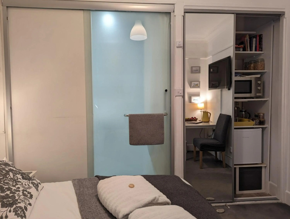 Cliftonville, Coast & Forest Homestay, en-suite room TV fridge microwave