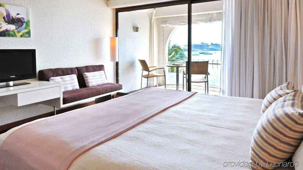 Holland House Beach Hotel