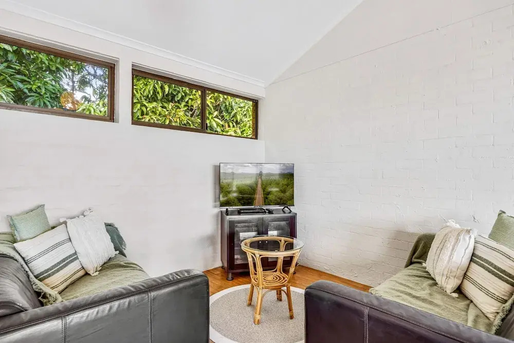 Quaint 2-bed Beach Abode With Ocean Views