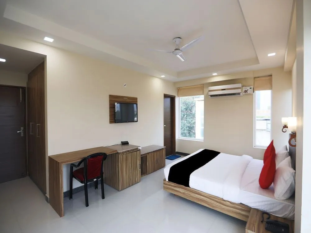 OYO 8526 SD Royal Inn