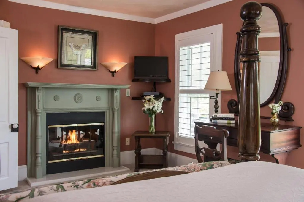 White Doe Inn Bed & Breakfast