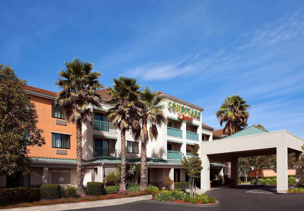 Courtyard by Marriott Oakland Airport