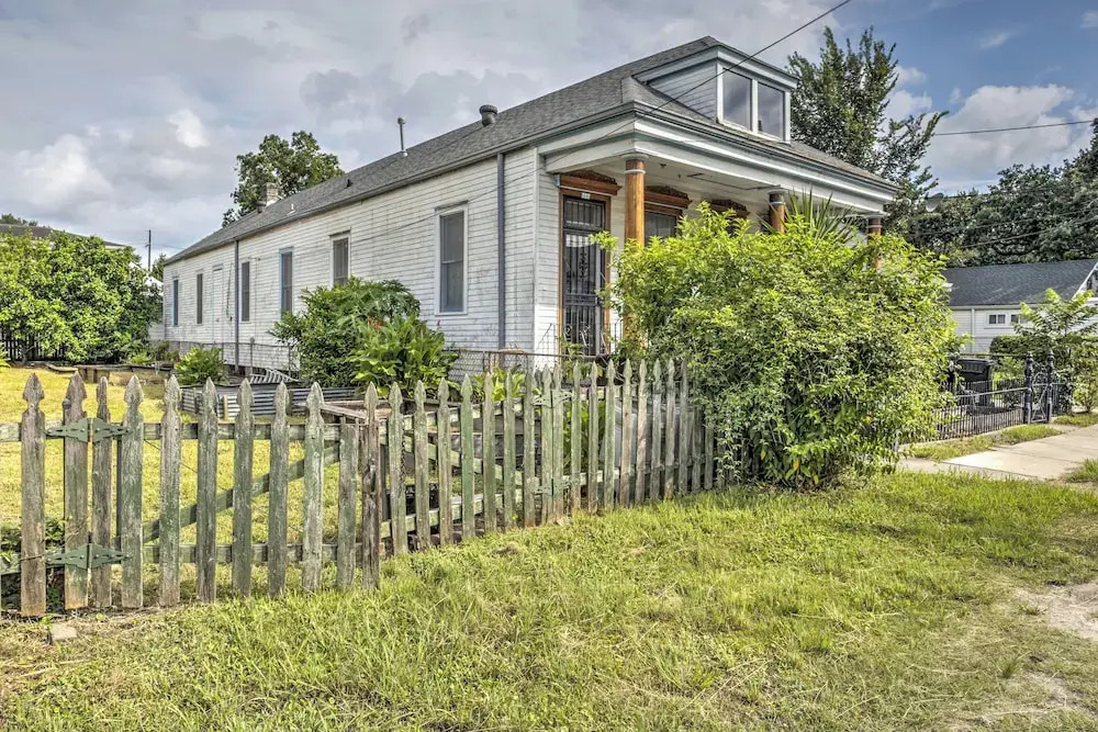 Walk to River, Tram & Zoo: Classic Nola Home!