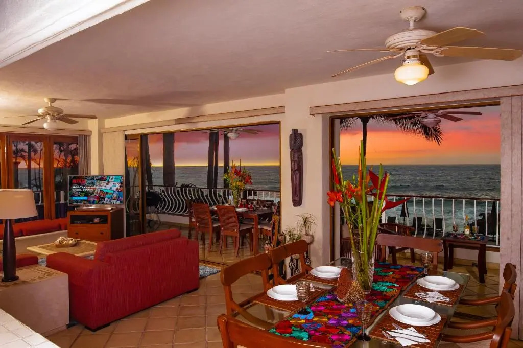 Ocean Front, 3 bedroom, 3 bathroom, Casa Natalia, Playa Esmeralda