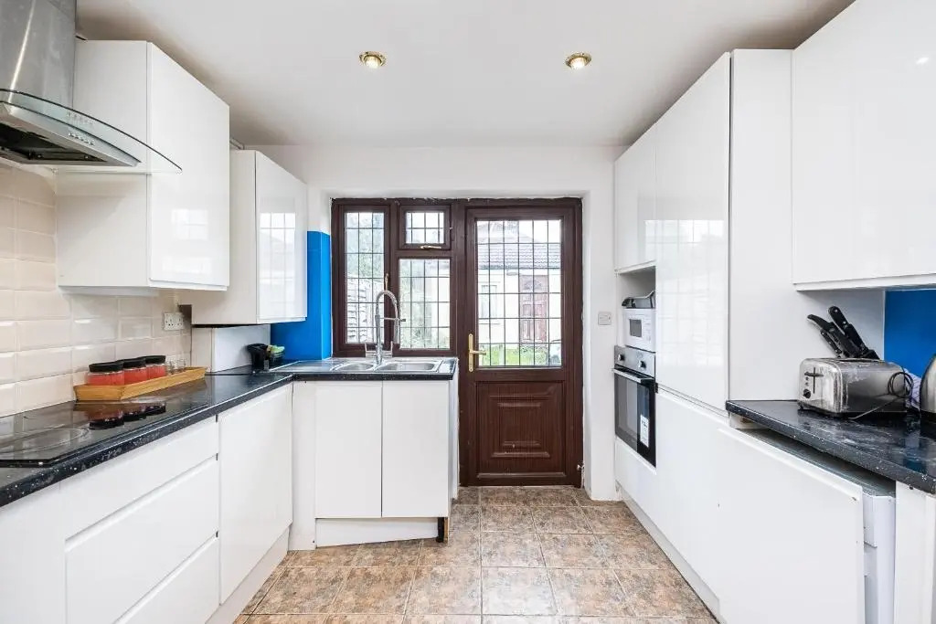 Spacious Dagenham 4Bedroom House with Parking
