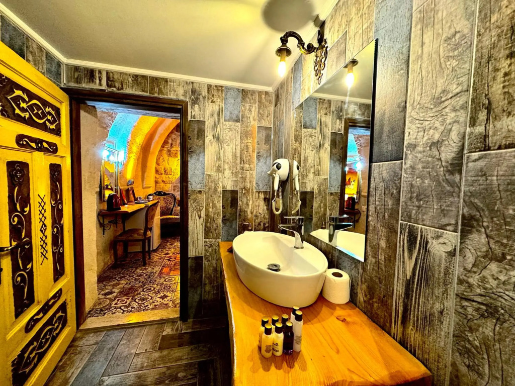 THE RED HORSE HOTEL
