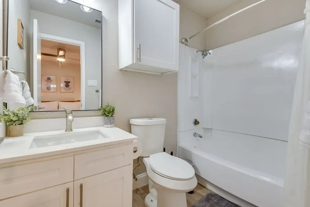 6 Mi to At&t Stadium: Grand Prairie Apt w/ Balcony