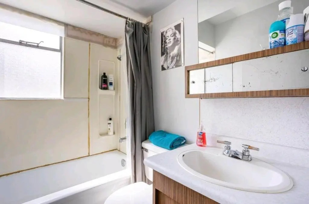VINTAGE - 3 BED HOUSE - NORTH SURREY - PING-PONG AND POOL TABLE - TV CABLe