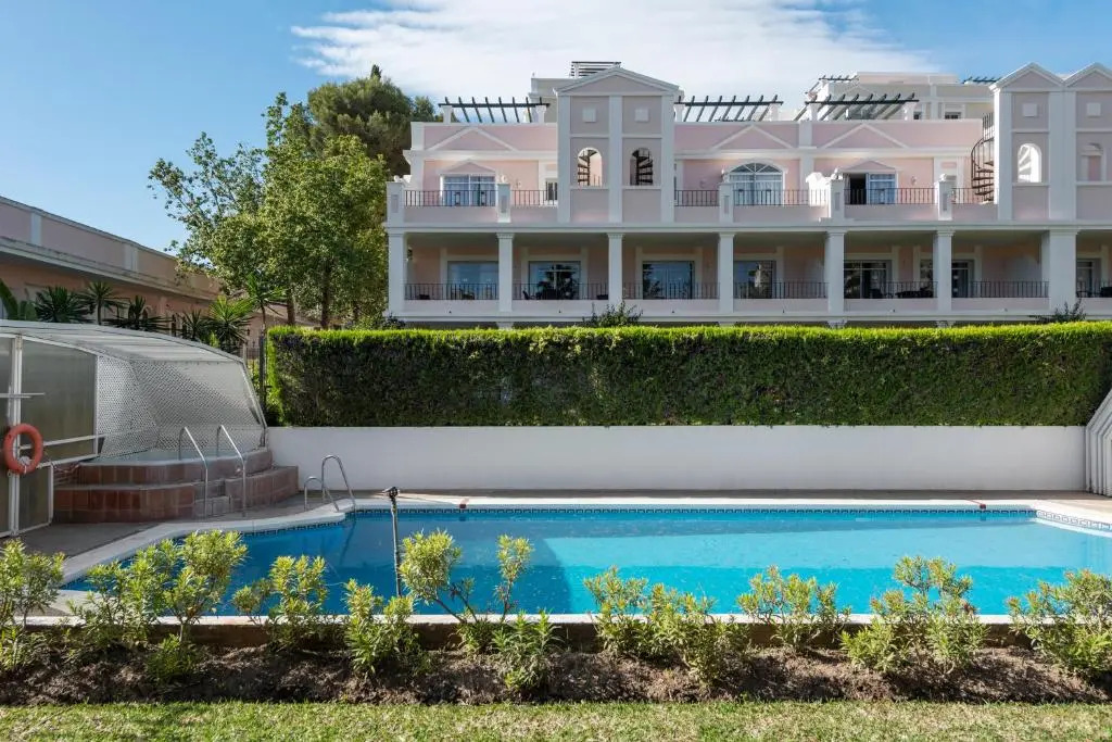 Bright 2 Bedroom apartment with parking space and swimming pools in Aloha Gardens