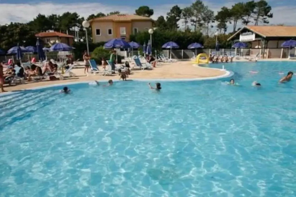 Maisonnette 5 personnes dans résidence avec piscine