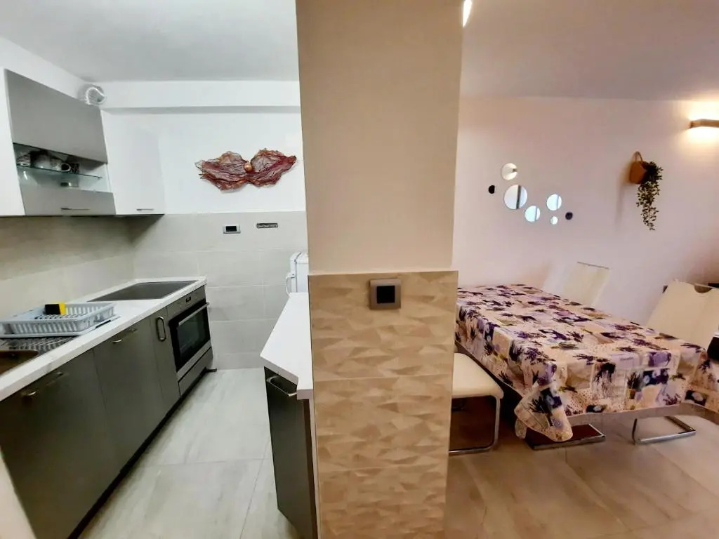 Split Symphony Garden: Modern, new Apartment (4+1), 5 min walk to ˝Firule˝ SAND BEACH, 12 min walk to CITY CENTER