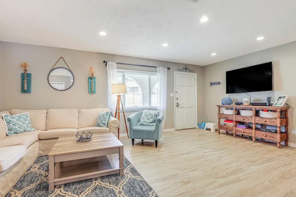 Private & Picturesque Escape on Lake Henry!