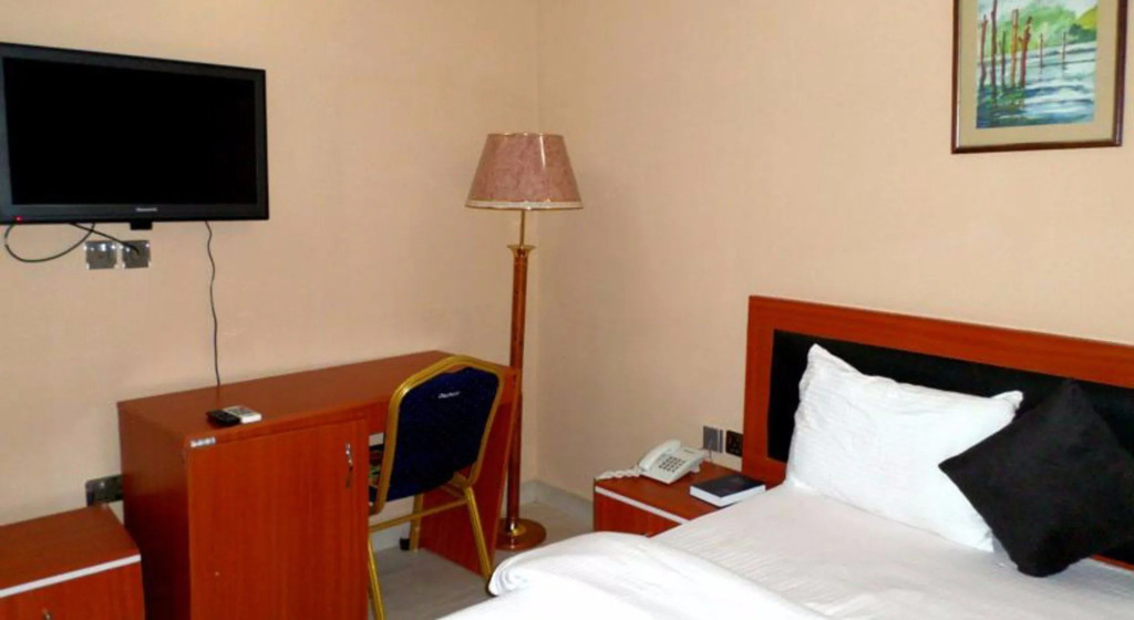 B's Hive Hotel & Suites