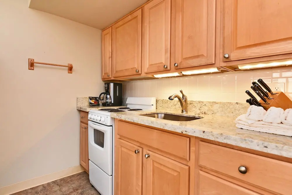 Royal Kahana #617 Studio Bedroom Condo by RedAwning
