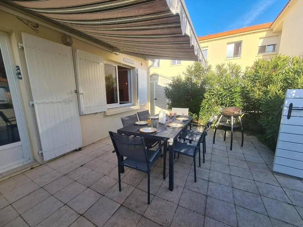 Maison de Vacances avec Terrasse Dallée, 6 Couchages, à Deux Pas de lOcéan à St-Jean-de-Monts - FR-1-224C-94