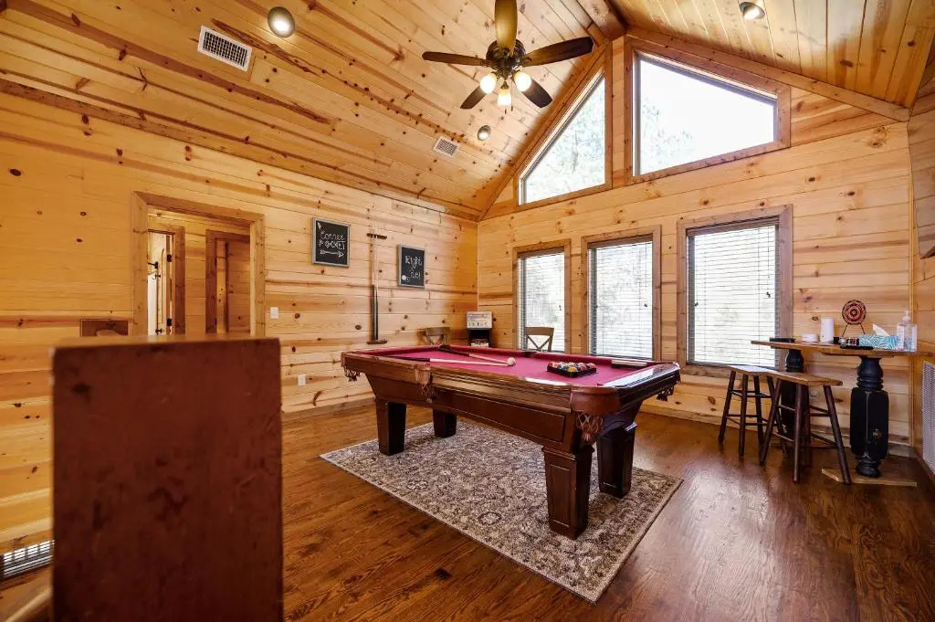 Blossom Belle Lodge Luxury cabin 4 Bedroom, 3.5 Bath sleeps 11