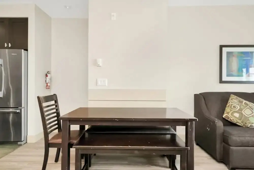 Lakefront Lux 2BR Symphony Of Comfort