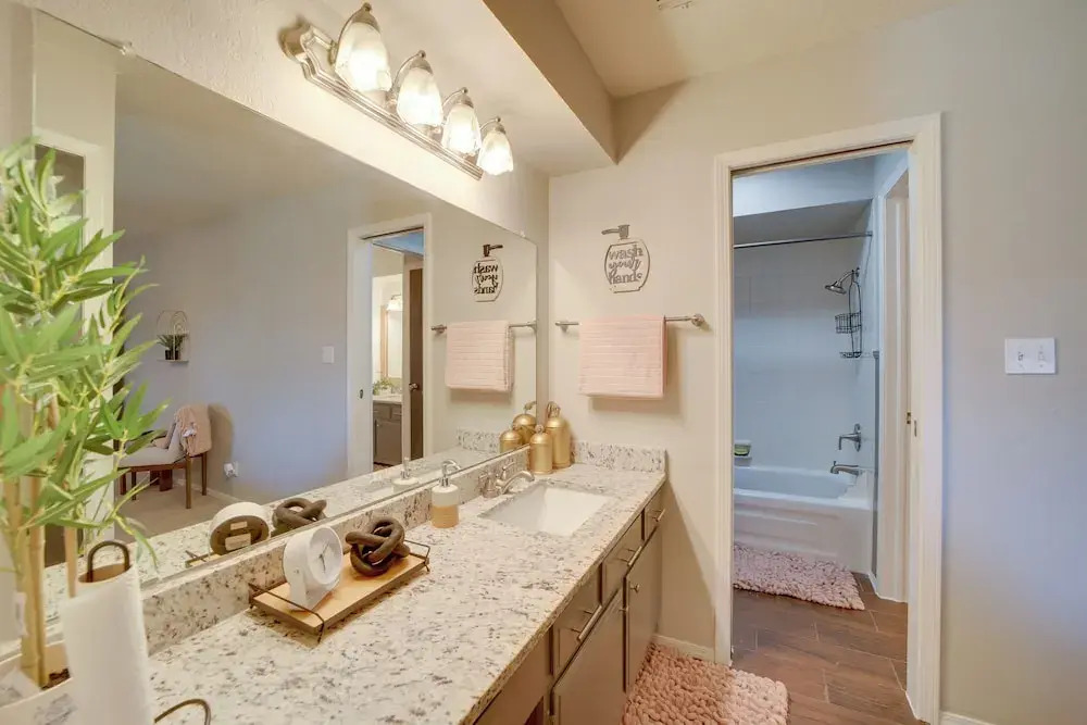 10 Mi to Dtwn Tulsa: Condo w/ Pool Access!