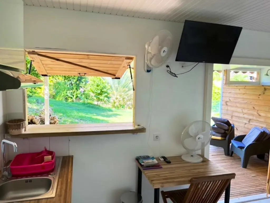 Bungalow d'une chambre avec piscine partagee jardin clos et wifi a Le Gosier a 1 km de la plage