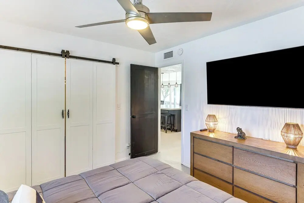 3 Mi to London Bridge: Sleek Home w/ Outdoor Haven