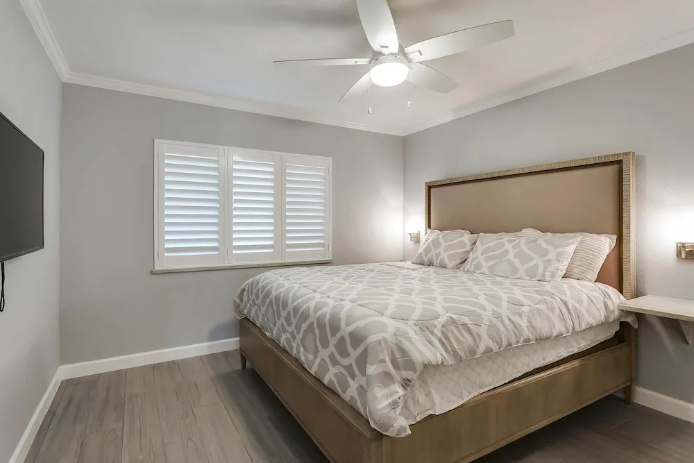 Land's End 403 Building 10 Fully Updated / Beachfront Condo!