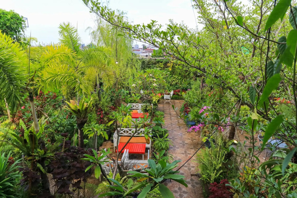 Labuana Homestay and Cafe Garden Makassar