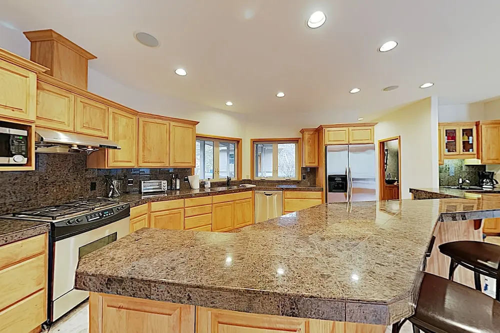 New Listing! Riverfront At River Glen W/ Hot Tub 3 Bedroom Home