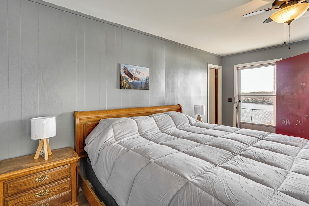 Explore the Bagnell Strip! Studio w/ Pool Access