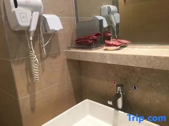 Yangjiang Hailing Island Poly Shili Yintan Fourth Quarter Holiday Apartment