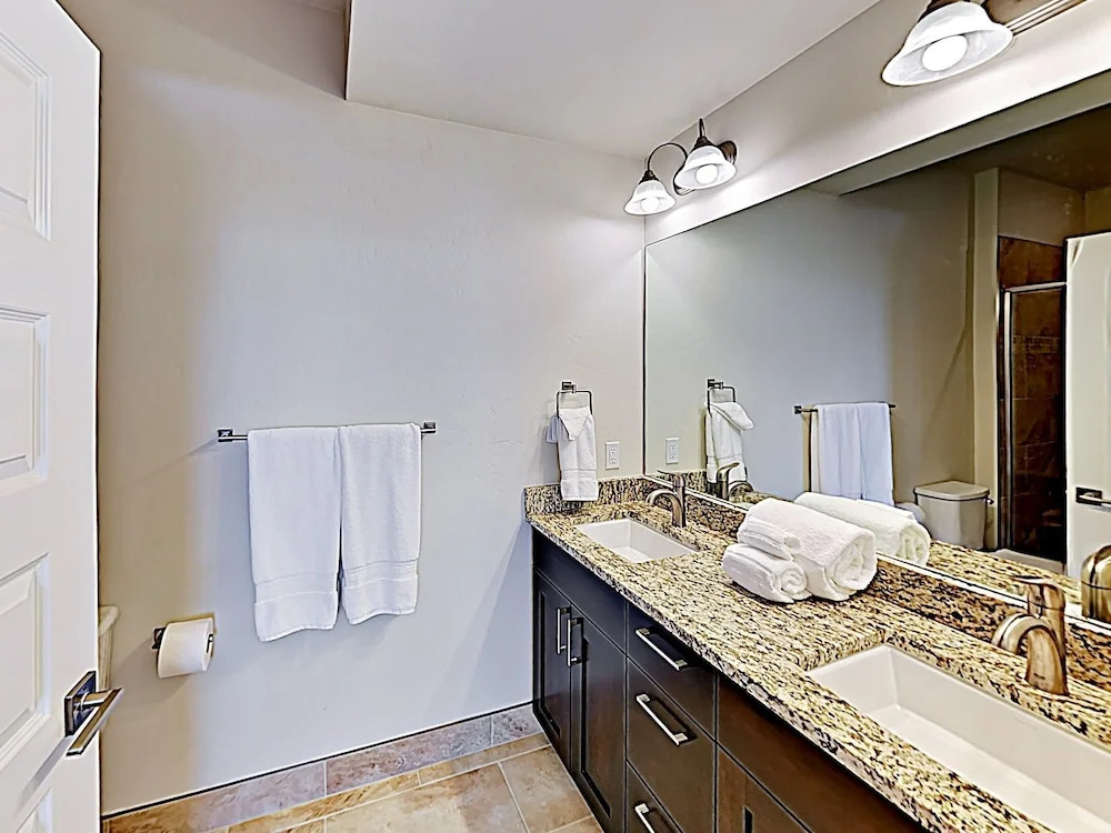 New Listing! Beautiful New Mountain-view 3 Bedroom Condo