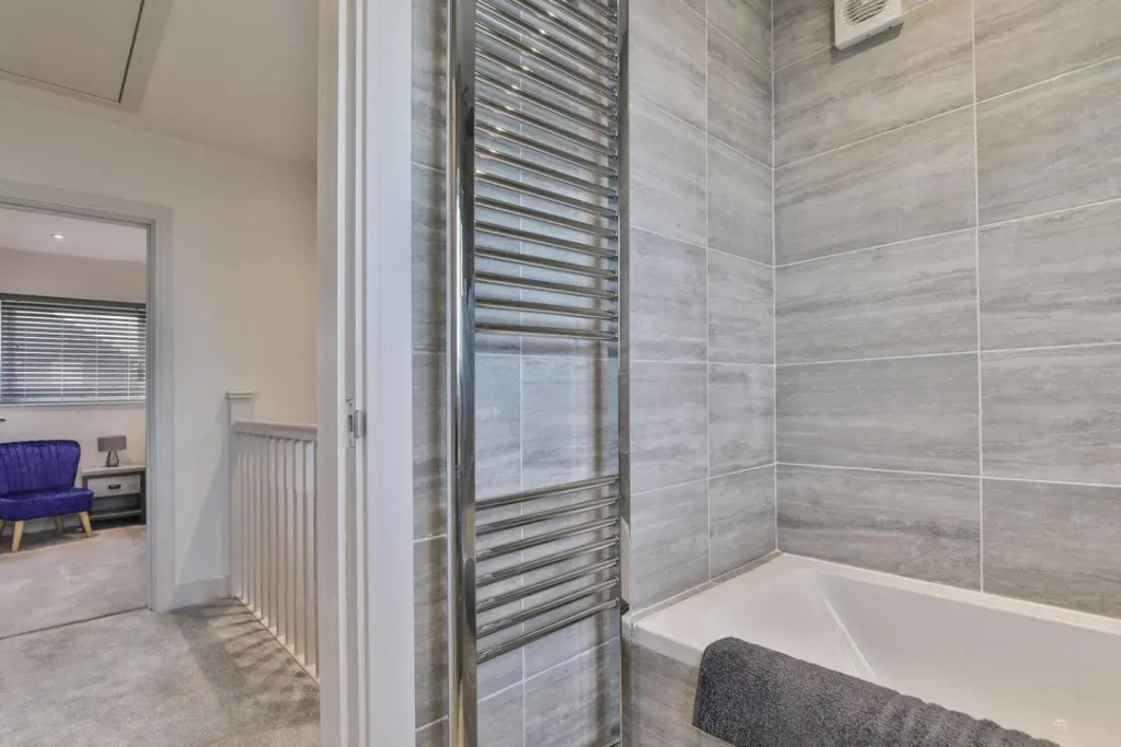 Modern, Cosy & Convenient 3 bed 2 bath House WiFi Parking
