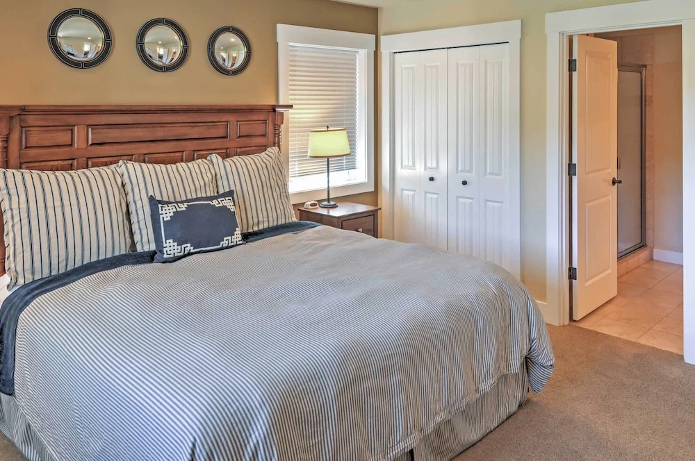 Gorgeous Wapato Point Lakehouse w/ Private Hot Tub